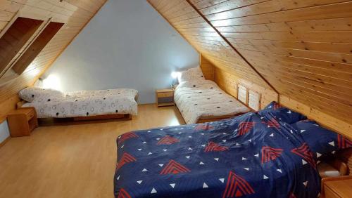 Postel nebo postele na pokoji v ubytování Beskidzka Apartments
