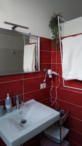 uma casa de banho com um lavatório e um espelho em A 2 passi da tutto em Trapani