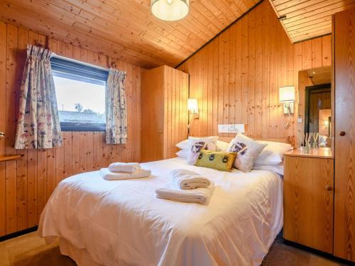 1 dormitorio con 1 cama con toallas en 3 Bed in Ullswater 88212 en Tirril