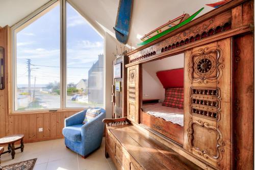 une chambre avec un lit dans une pièce avec une fenêtre dans l'établissement Vue mer à Penmarch - Maison pour 4, à Penmarcʼh
