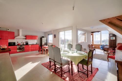une cuisine et une salle à manger avec une table et des chaises dans l'établissement Vue mer à Penmarch - Maison pour 4, à Penmarcʼh