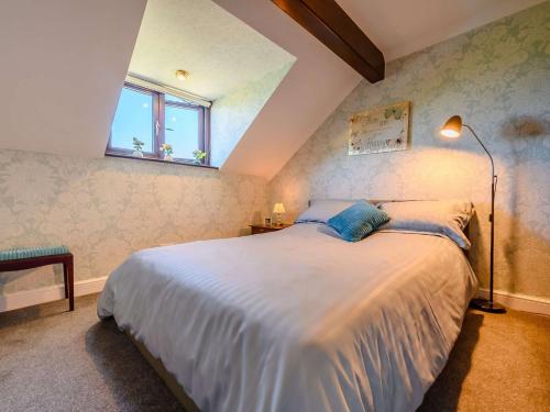 - une chambre avec un grand lit blanc et une fenêtre dans l'établissement 3 Bed in Greystoke 89268, à Newton Reigny