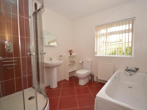 A bathroom at 2 bed in Appledore PILOT