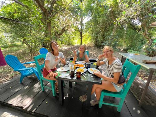 a group of women sitting at a table eating food at Hostal La Casa de Juan in Valle de Anton