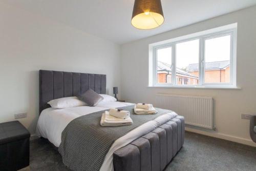 um quarto com uma cama grande e toalhas em All Inn Apartments em Staveley