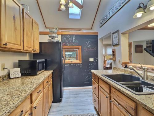 Η κουζίνα ή μικρή κουζίνα στο Maples Retreat - 2 Acres - Fireplace