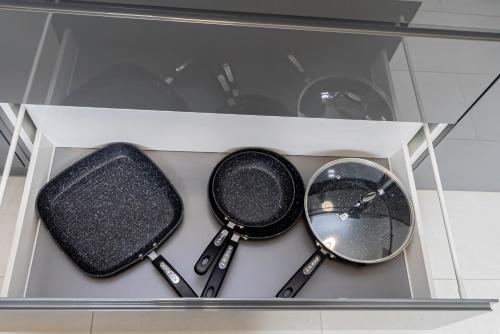 two frying pans and a mirror in a drawer at Executive 8beds 3bath Contractorswelcome Parking in Southampton