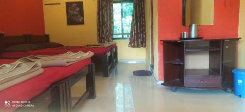 Cama o camas de una habitación en Adventure Inn Dandeli