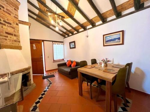 ein Wohnzimmer mit einem Tisch und einem Sofa in der Unterkunft VILLA CHARLOTTE 1 en colombia in Villa de Leyva