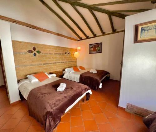1 Schlafzimmer mit 2 Betten in einem Zimmer in der Unterkunft VILLA CHARLOTTE 1 en colombia in Villa de Leyva