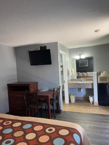 Habitación de hotel con 1 cama, 1 mesa y 1 dormitorio en Budget Inn Buffalo en Buffalo