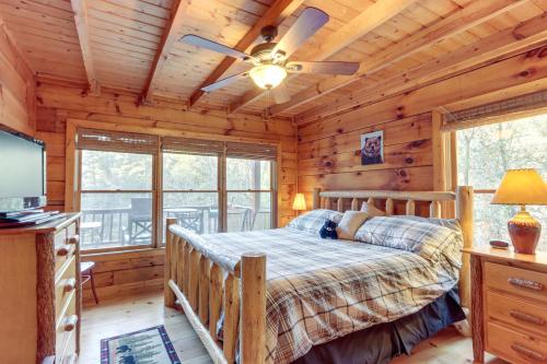 Katil atau katil-katil dalam bilik di Waterfront Cabin with Incredible Views and Hot Tub!