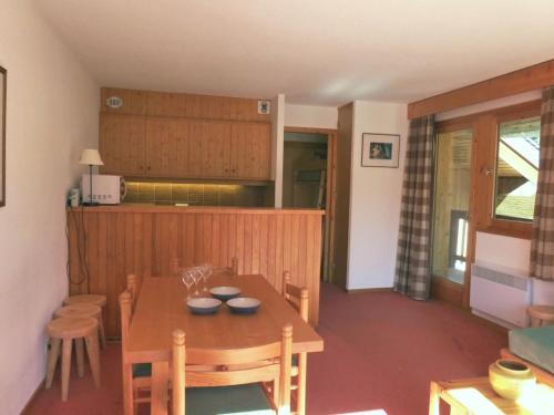 une cuisine et une salle à manger avec une table et des chaises en bois dans l'établissement Appartement 2 pièces + cabine pour 6 pers, Méribel Altiport, pied des pistes et golf, parking inclus - FR-1-411-9, à Les Allues