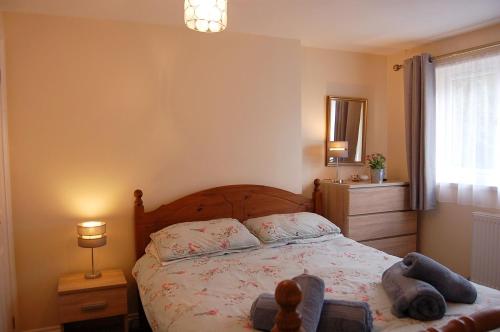 Un dormitorio con una cama con dos ositos de peluche. en Netherleigh Family Bungalow in Pennal, en Pennal