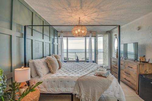 מיטה או מיטות בחדר ב-Top-Floor Beach Condo with 2 Oceanfront Balconies!