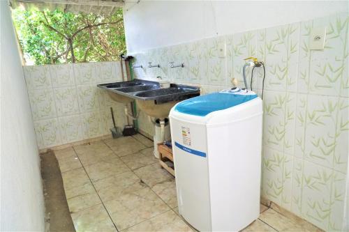 Dapur atau dapur kecil di Casa Central em Pará de Minas