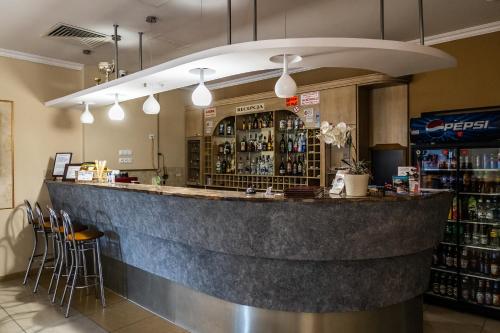 bar w restauracji z dużym kamiennym blatem w obiekcie Hotel Pałacowa w mieście Narol