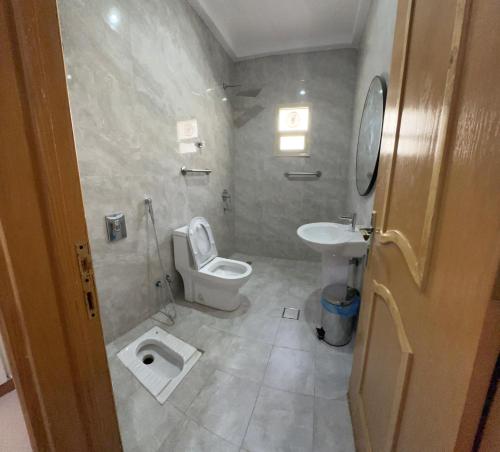 a bathroom with a toilet and a sink at نجد هاوس - نساء فقط Ladies Hostel in Riyadh