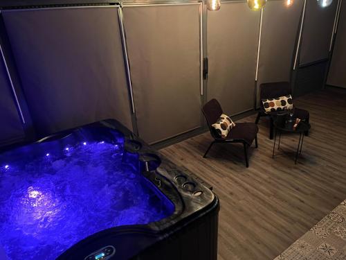 Photo de la galerie de l'établissement PAUSE NATURE SORBAIS gîte 2 personnes avec grand SPA privatif, STREAMING et arrivée autonome, à Sorbais