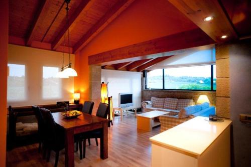 een woonkamer met een tafel en een bank bij Hotel Villaro Del Bosc in Freixinet