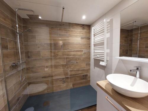 une salle de bain avec un lavabo et une douche dans l'établissement Appartement cosy 2 pièces, 6 pers, proche pistes et commerces - Wifi - Parking - FR-1-411-174, à Arc 1800