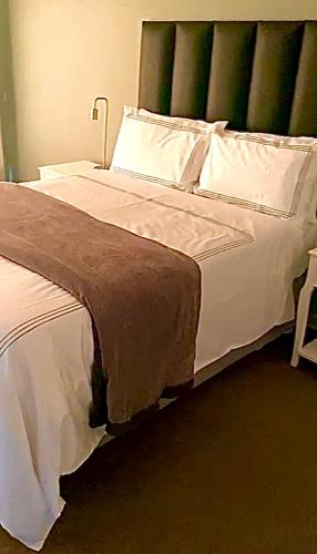 Postel nebo postele na pokoji v ubytování Wokuphumla
