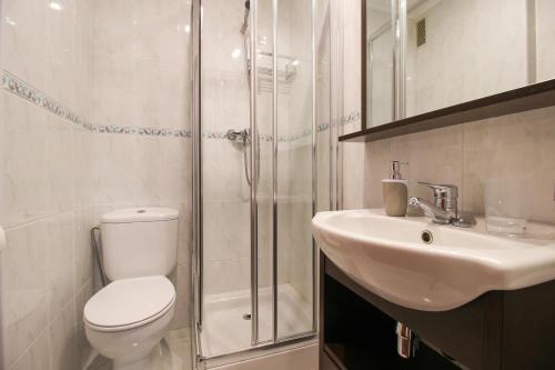 Bilik mandi di s20 apartment pool/garden/terrac