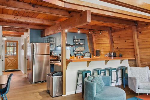 Una cocina o zona de cocina en Charming Pinecrest Cabin with Private Deck