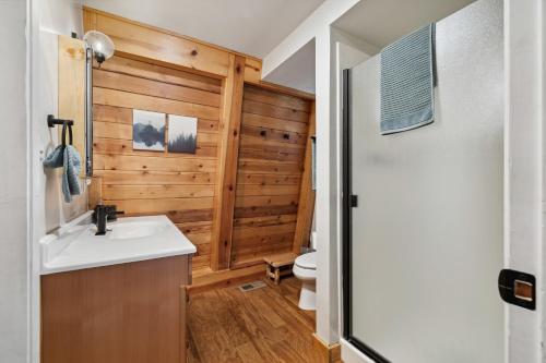 Un baño de Charming Pinecrest Cabin with Private Deck