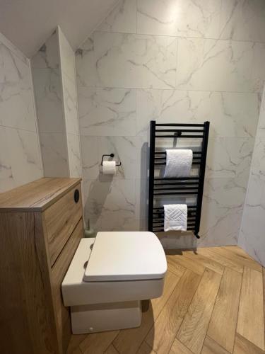 łazienka z białą toaletą i wieszakiem na ręczniki w obiekcie Nevis Croft Apartment 2 w mieście Fort William