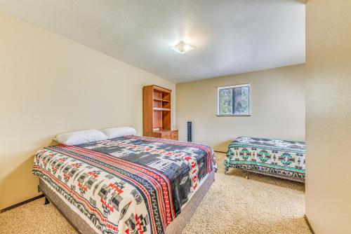 een slaapkamer met twee bedden in een kamer bij Ruidoso Retreat with Grill about 3 Mi to Grindstone Lake in Ruidoso