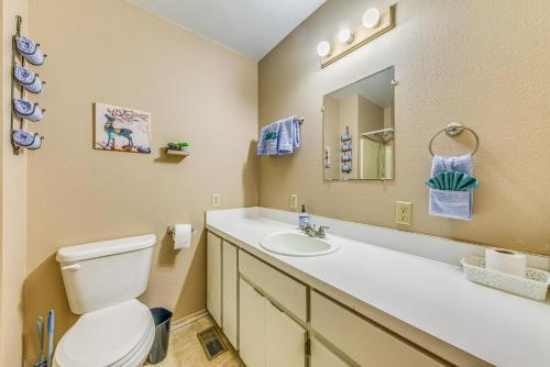 een badkamer met een wit toilet en een wastafel bij Ruidoso Retreat with Grill about 3 Mi to Grindstone Lake in Ruidoso