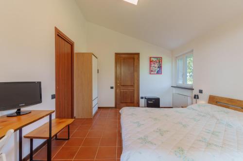 a bedroom with a bed and a flat screen tv at I 7 MELI in Sarzana