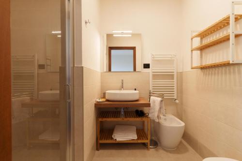 uma casa de banho com um lavatório, um WC e um chuveiro em I 7 MELI em Sarzana