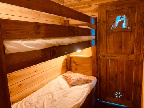 een slaapkamer met 2 stapelbedden in een hut bij Studio Les Arcs 1600, 1 pièce, 3 personnes - FR-1-411-468 in Arc 1600