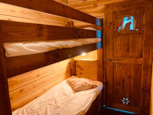 - une chambre avec 2 lits superposés dans une cabine dans l'établissement Studio montagnard pour 3 pers à Arc 1600, proche pistes et commerces - FR-1-411-468, à Arc 1600