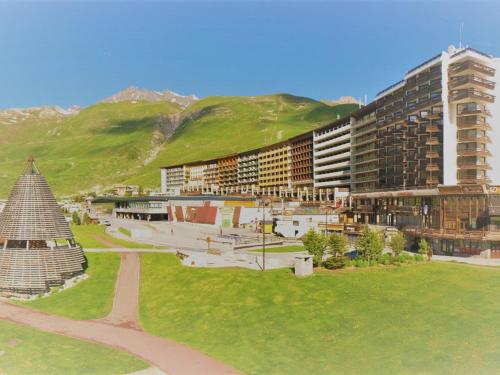 una vista di un edificio con le montagne sullo sfondo di Studio cosy à Tignes, au pied des pistes et commerces - FR-1-411-481 a Tignes