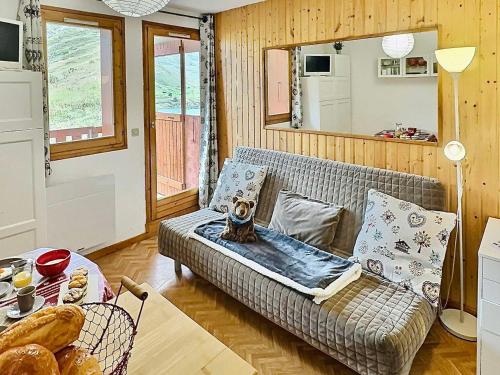 un salon avec un canapé et une table dans l'établissement Studio cabine 4 pers à Tignes, pied des pistes, proche commerces, balcon au sud, bien équipé - FR-1-411-486, à Tignes