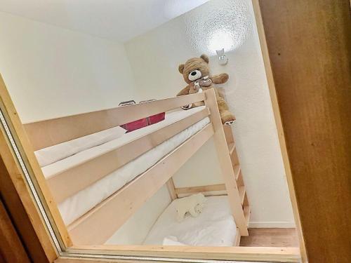 - un ours en peluche assis au-dessus d'un lit superposé dans l'établissement Studio cabine 4 pers à Tignes, pied des pistes, proche commerces, balcon au sud, bien équipé - FR-1-411-486, à Tignes