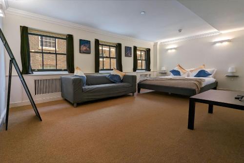 a living room with two beds and a couch at Habitacion lujosa en el centro de Londres in London