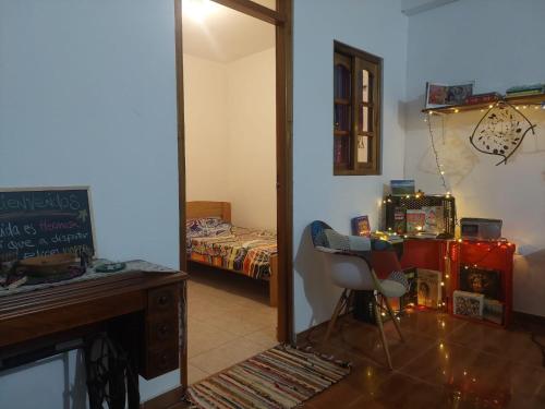 un salon avec un bureau et une chambre dans l'établissement Casa de Viole, à Moyobamba