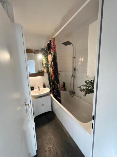 een badkamer met een bad, een wastafel en een douche bij Schlafzimmer der Stille2 in Bochum