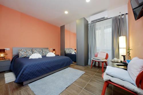 ローマにあるVatican Stepsのベッドルーム1室(ベッド1台、ソファ、椅子付)
