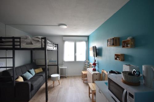 - un salon avec un canapé et des lits superposés dans l'établissement Le p'tit Cozy, à Saint-Étienne-en-Dévoluy