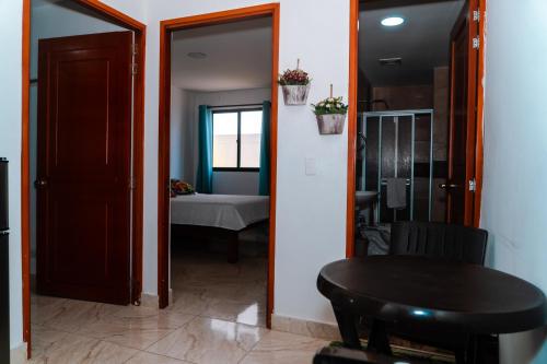 uma sala com uma porta que leva a um quarto em ZOJO MARiNA BAY em San Andrés