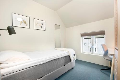 una camera con letto e finestra di Central Guest House - Bedroom with en suite Bathroom a Stavanger