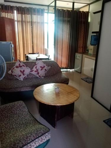 Posezení v ubytování 2BR Condo Rental,Toril