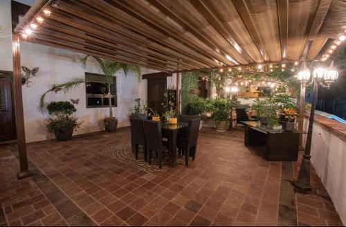 een eetkamer met een tafel en stoelen en planten bij Casa Terrazas Gardel in Guanajuato