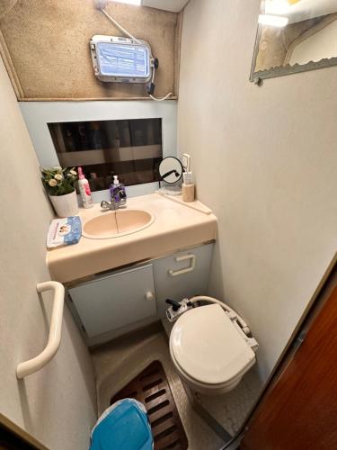 ein kleines Bad mit WC und Waschbecken in der Unterkunft Andrea house’s in Barcelona