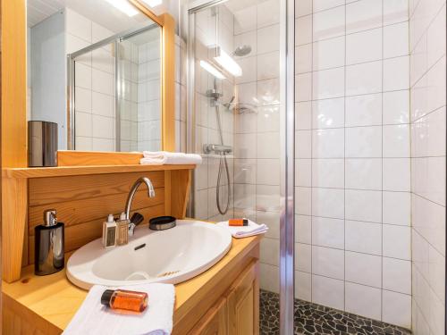 ein Bad mit einem Waschbecken und einer Dusche in der Unterkunft Appartement La Clusaz, 3 pièces, 6 personnes - FR-1-437-12 in La Clusaz